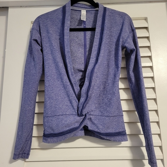 Avivva by Lululemon own the move twist knot faux wrap shrug. - Picture 5 of 9